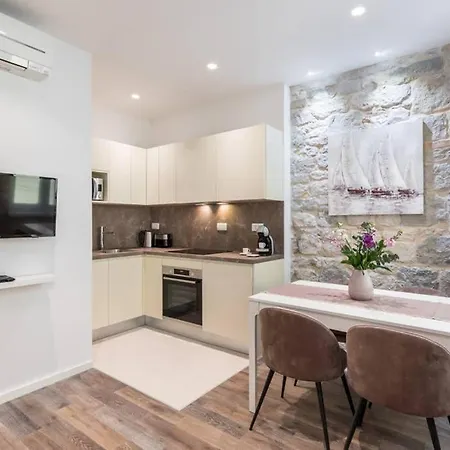 Adriatik Lux Teatro 1 アパート *